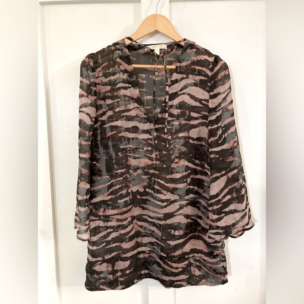 Jenny Han 100% silk rose colored zebra striped blouse Medium tie string keyhole